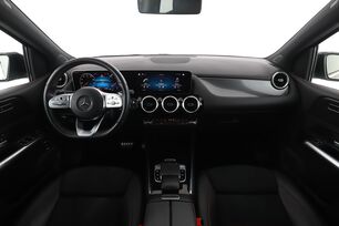 Vorderseite des Innenraums des Cockpits vom Rücksitz aus