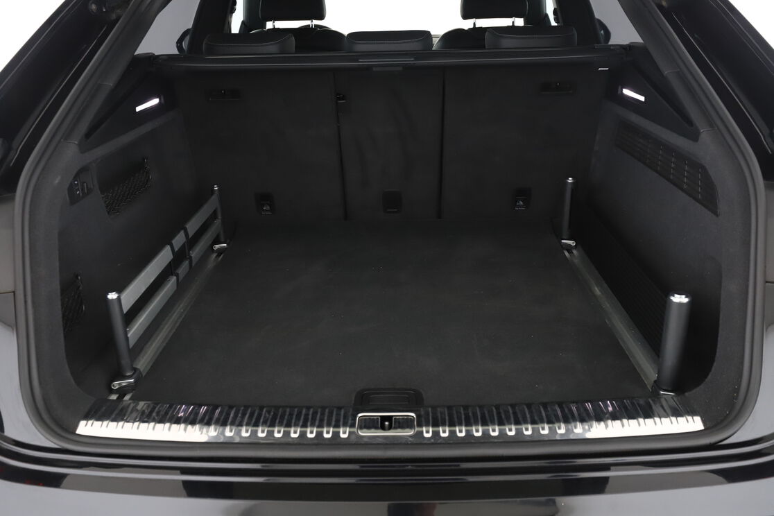 carDetails.imgAlt.interior.10