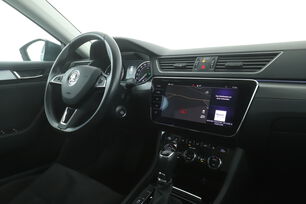 Innenraum der Fahrerseite vom Rücksitz