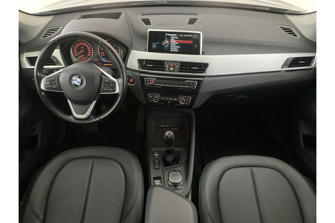Interno anteriore dell'abitacolo, dal sedile posteriore