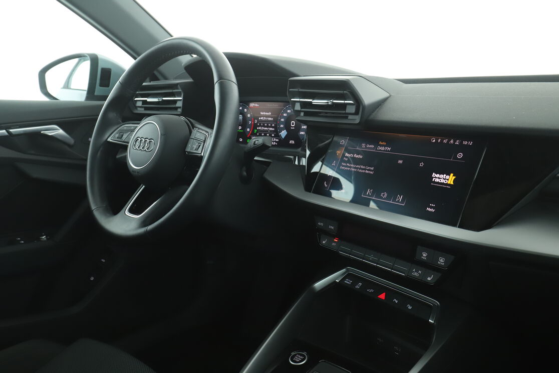 Innenraum der Fahrerseite vom Rücksitz