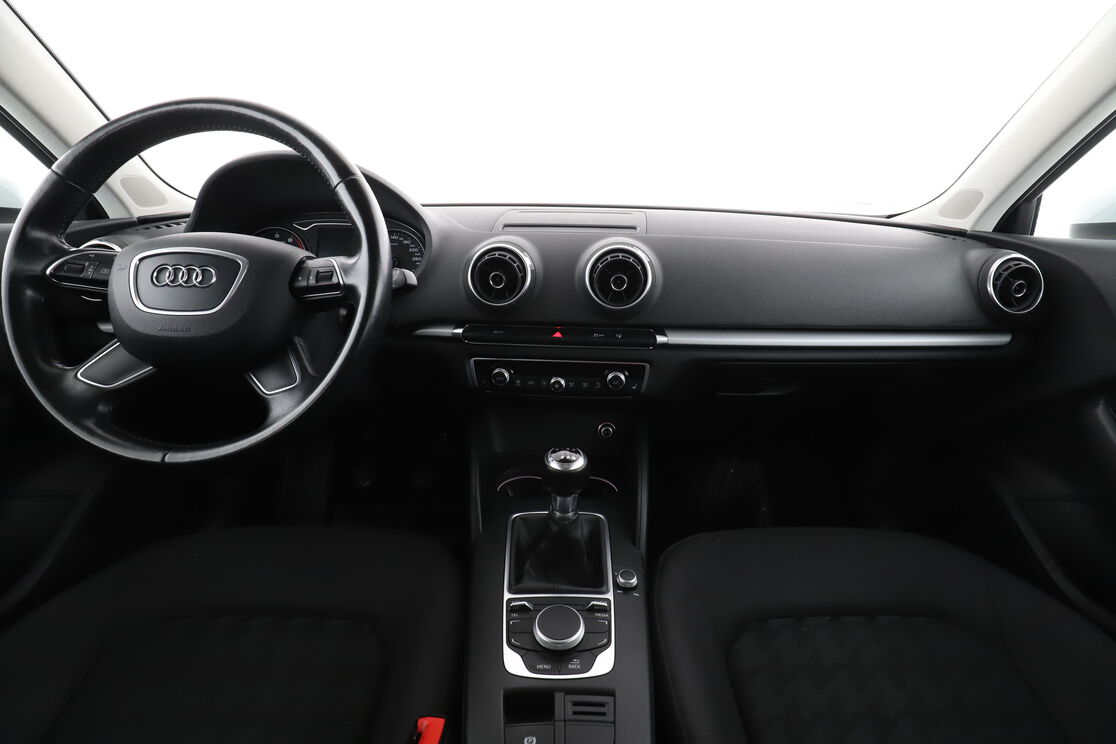 Främre interiör sett från baksätet