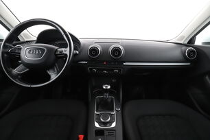 Främre interiör sett från baksätet