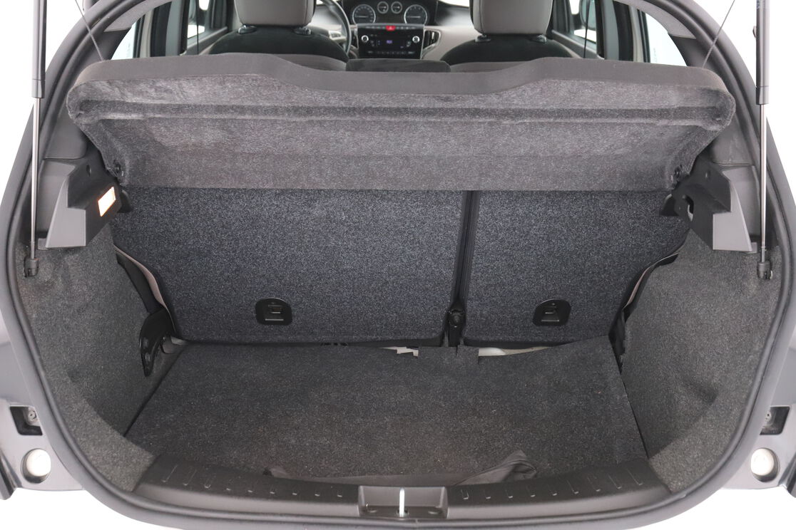 carDetails.imgAlt.interior.9