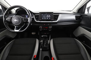 Främre interiör sett från baksätet