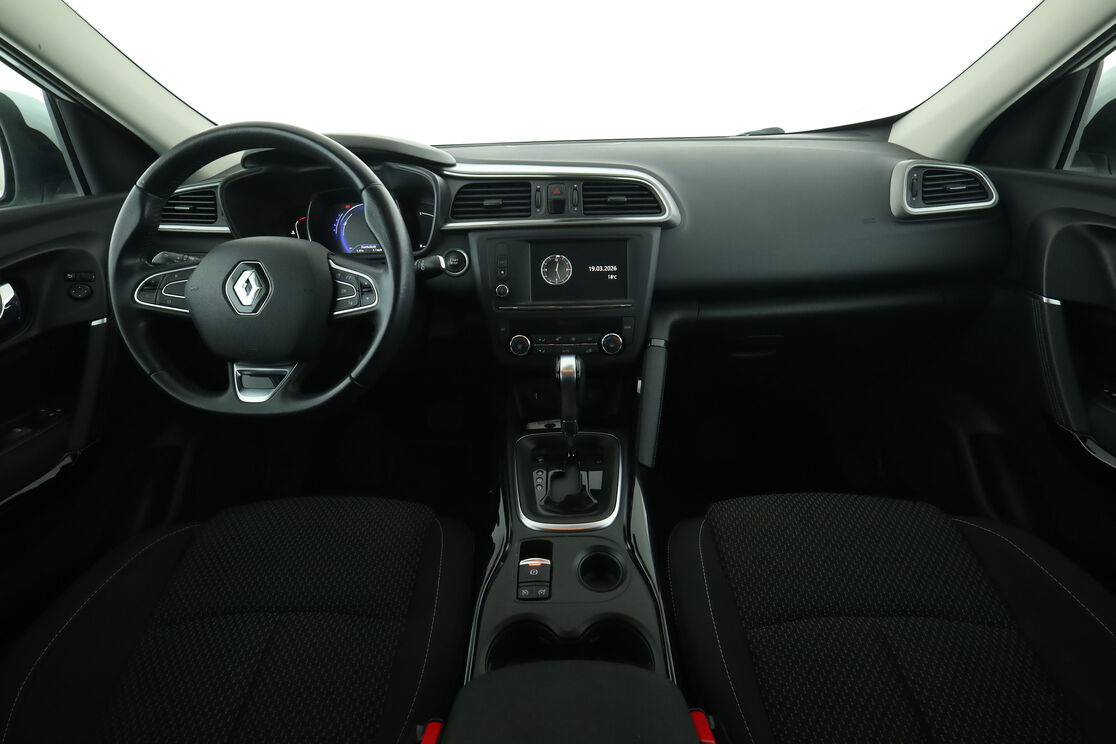 Vorderseite des Innenraums des Cockpits vom Rücksitz aus