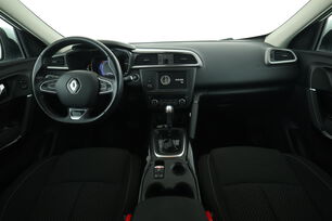 Vorderseite des Innenraums des Cockpits vom Rücksitz aus