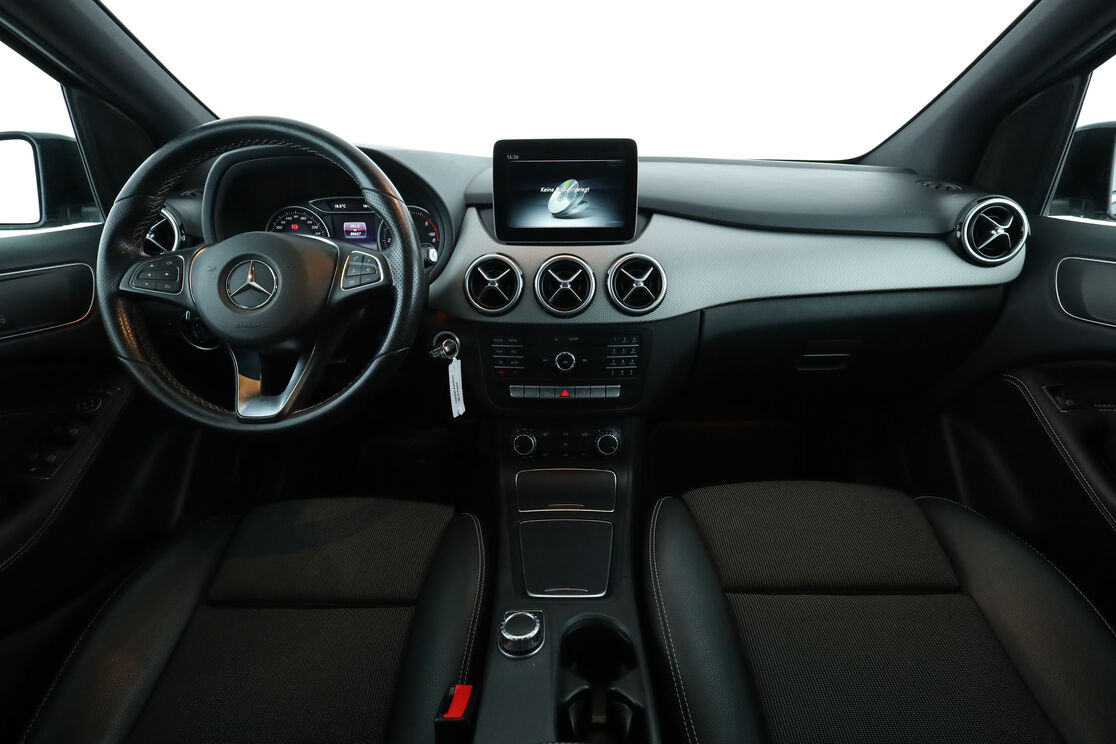 Vorderseite des Innenraums des Cockpits vom Rücksitz aus