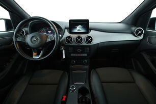 Vorderseite des Innenraums des Cockpits vom Rücksitz aus