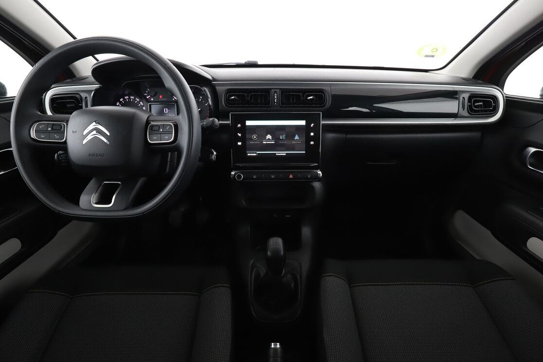 Interior frontal de la cabina desde el asiento trasero