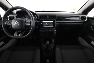 Interior frontal de la cabina desde el asiento trasero