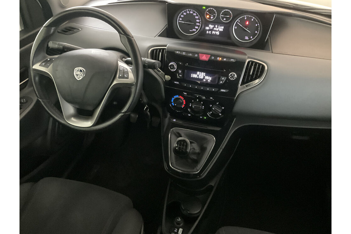 Interno lato guidatore, dal sedile posteriore