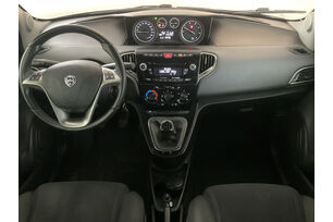 Interno anteriore dell'abitacolo, dal sedile posteriore