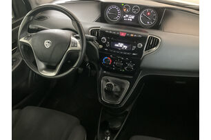 Interno lato guidatore, dal sedile posteriore