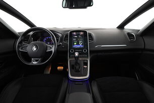 Intérieur avant de l'habitacle depuis le siège arrière