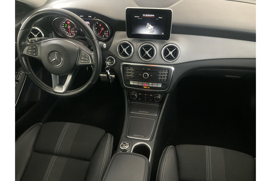 Interno lato guidatore, dal sedile posteriore