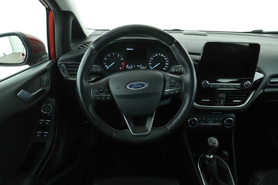 Vorderseite des Innenraums des Cockpits vom Rücksitz aus