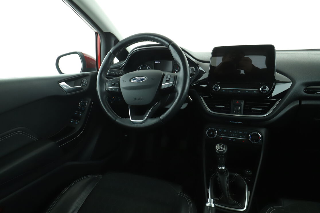 Innenraum der Fahrerseite vom Rücksitz