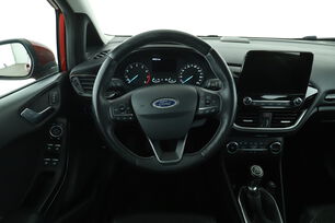 Vorderseite des Innenraums des Cockpits vom Rücksitz aus