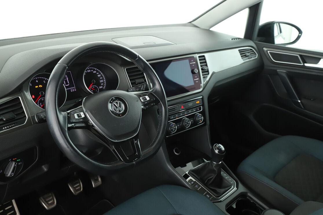 Innenraum auf der Fahrerseite 2