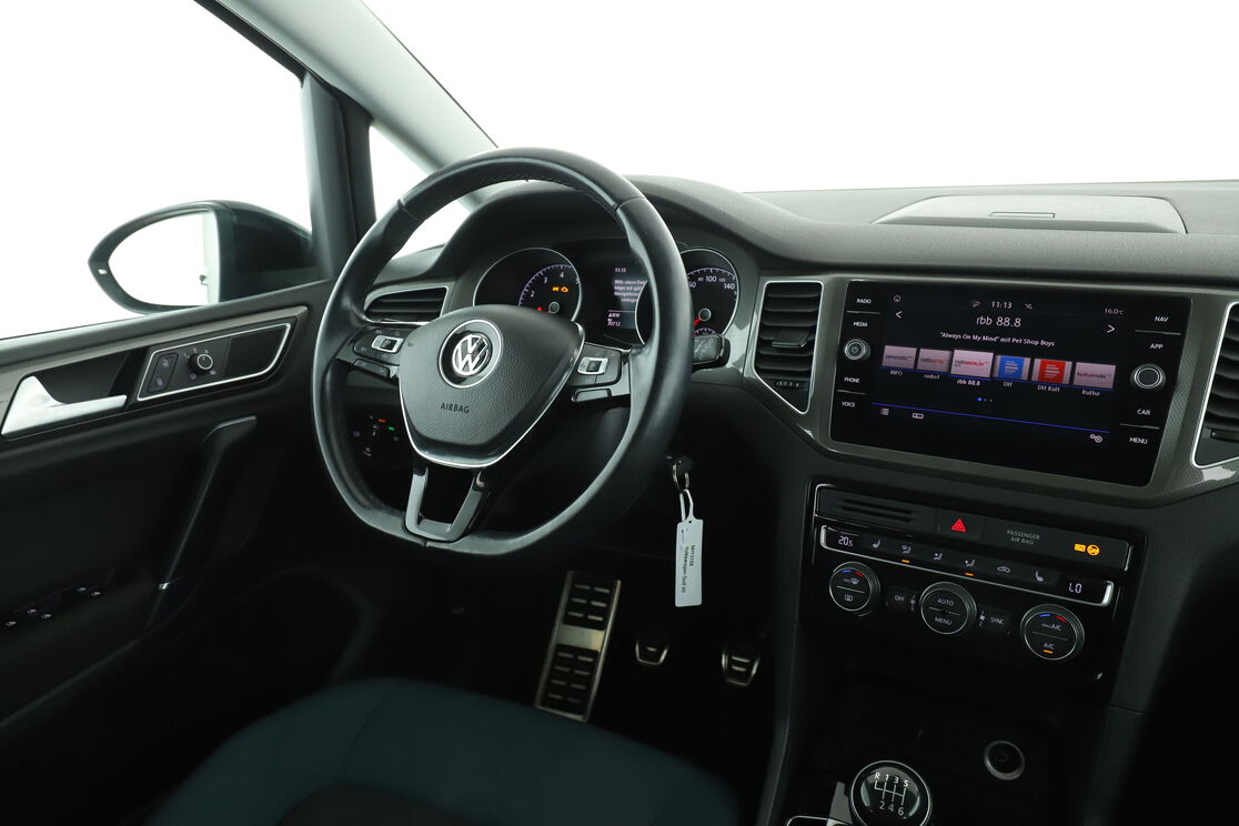 Innenraum der Fahrerseite vom Rücksitz