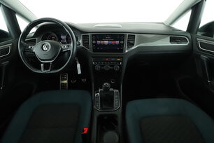 Vorderseite des Innenraums des Cockpits vom Rücksitz aus