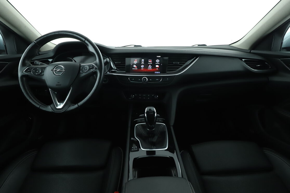 Vorderseite des Innenraums des Cockpits vom Rücksitz aus
