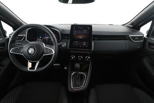 Vorderseite des Innenraums des Cockpits vom Rücksitz aus