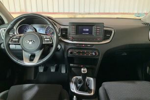 Interior frontal de la cabina desde el asiento trasero