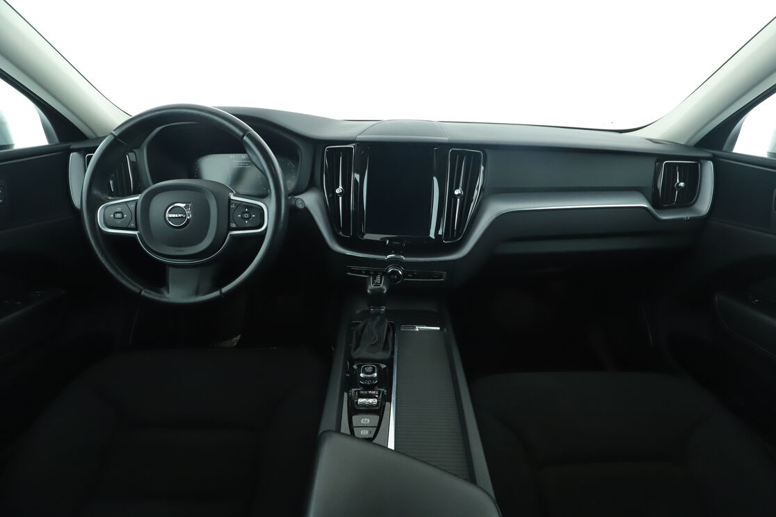 Interno anteriore dell'abitacolo, dal sedile posteriore