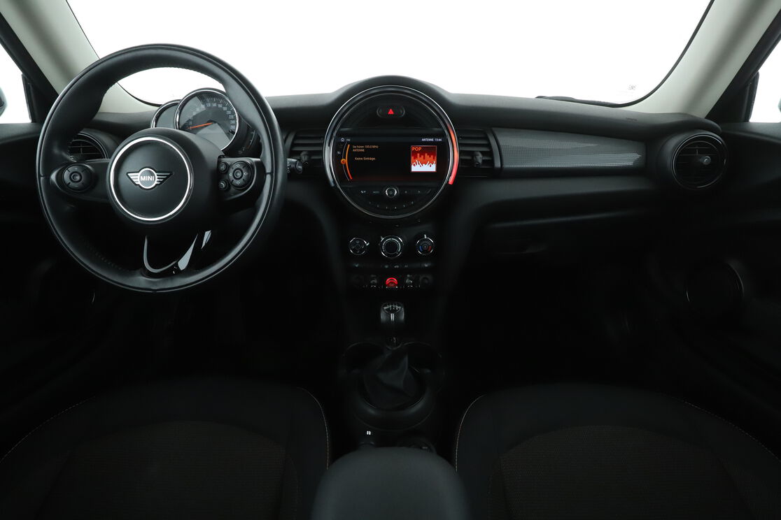 Vorderseite des Innenraums des Cockpits vom Rücksitz aus