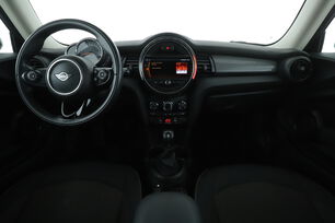 Vorderseite des Innenraums des Cockpits vom Rücksitz aus