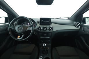 Interno anteriore dell'abitacolo, dal sedile posteriore