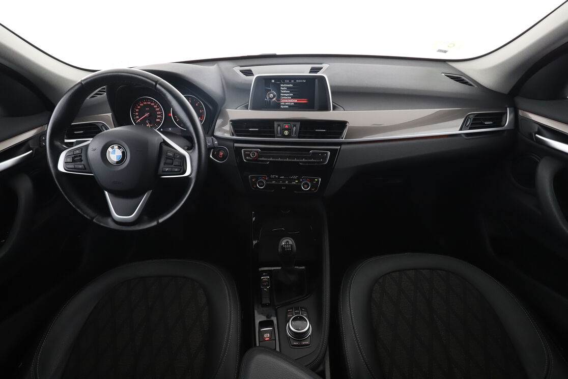 Interior frontal de la cabina desde el asiento trasero