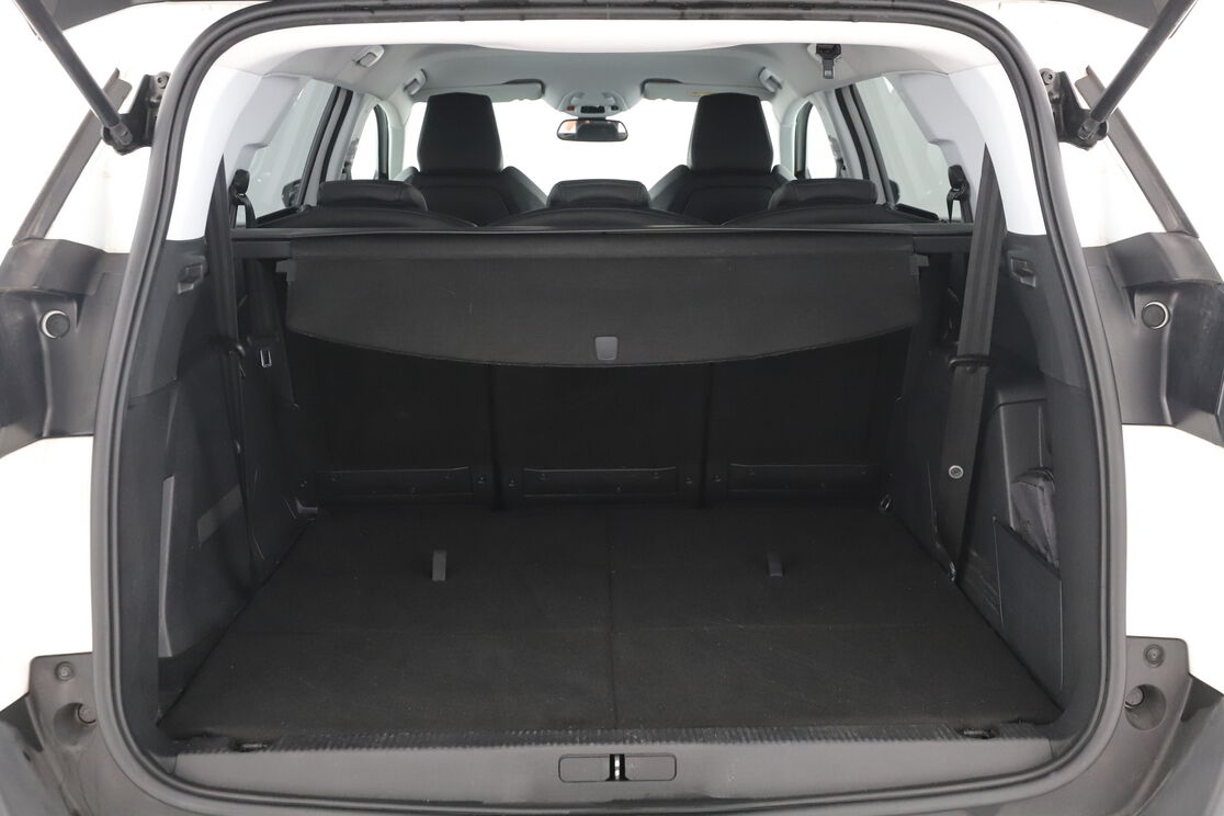 carDetails.imgAlt.interior.9