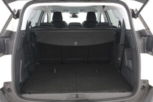 carDetails.imgAlt.interior.9