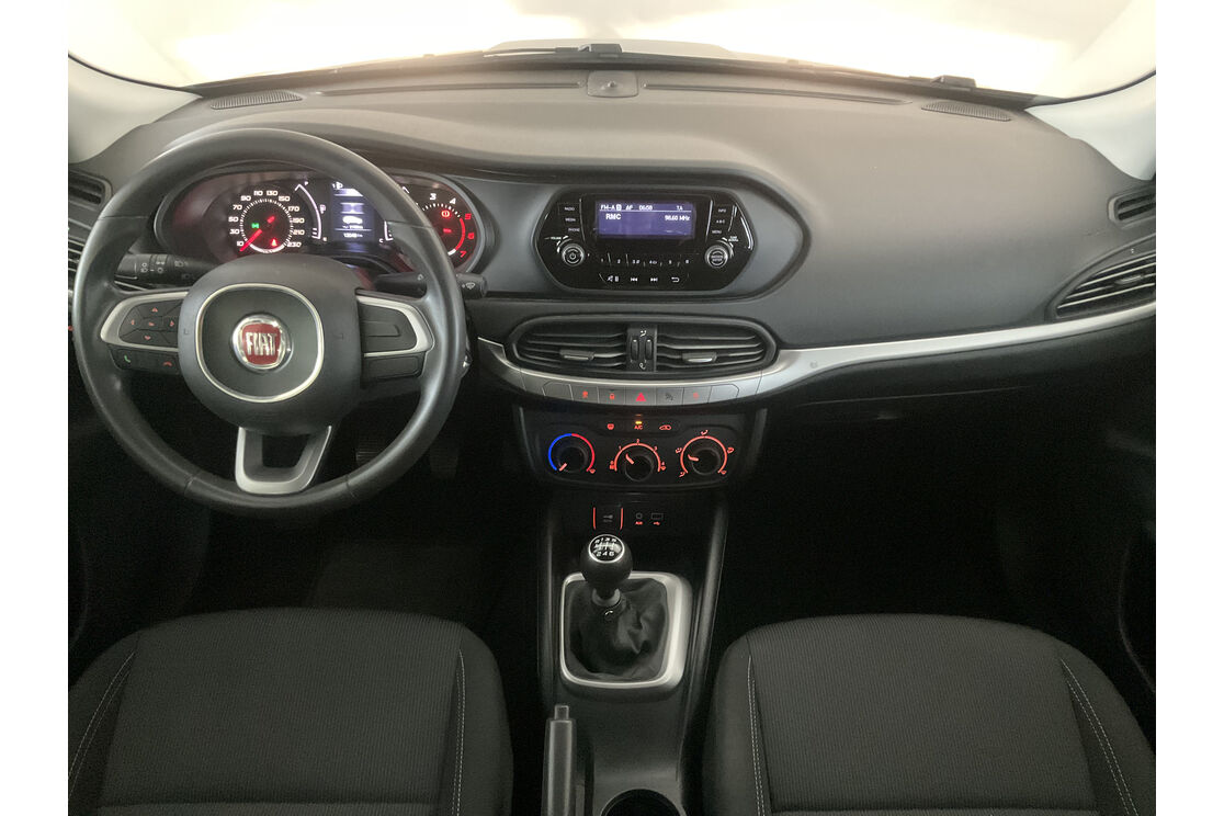 Interno anteriore dell'abitacolo, dal sedile posteriore