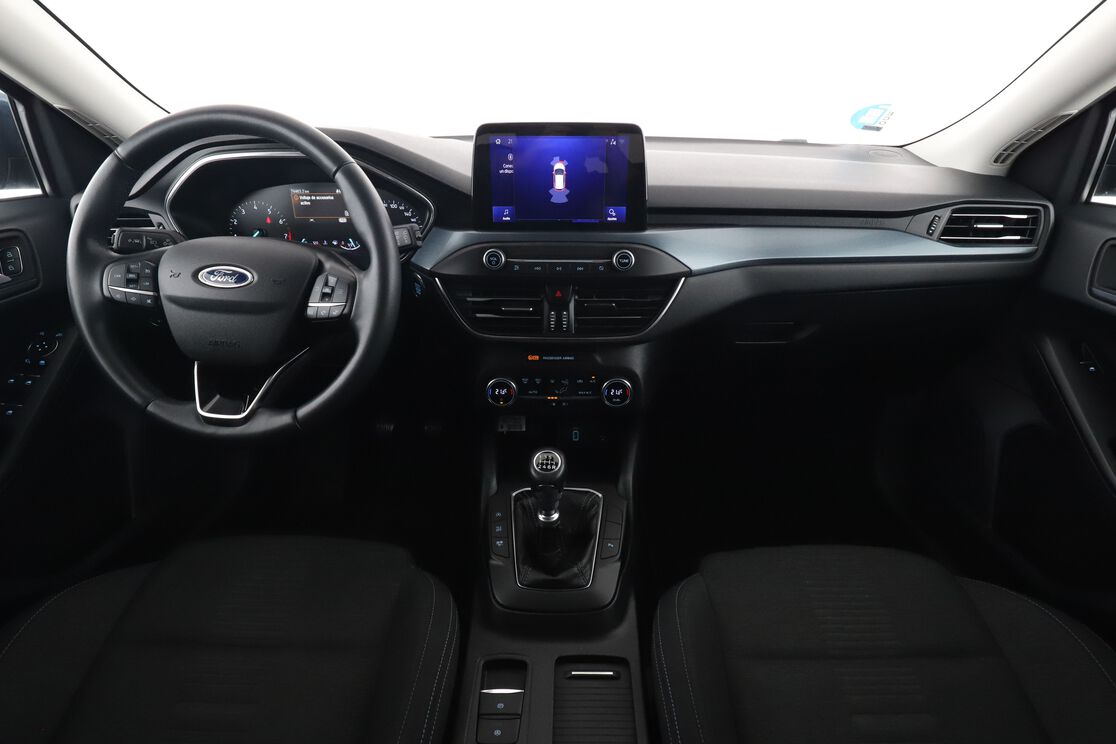 Interior frontal de la cabina desde el asiento trasero