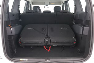 carDetails.imgAlt.interior.9