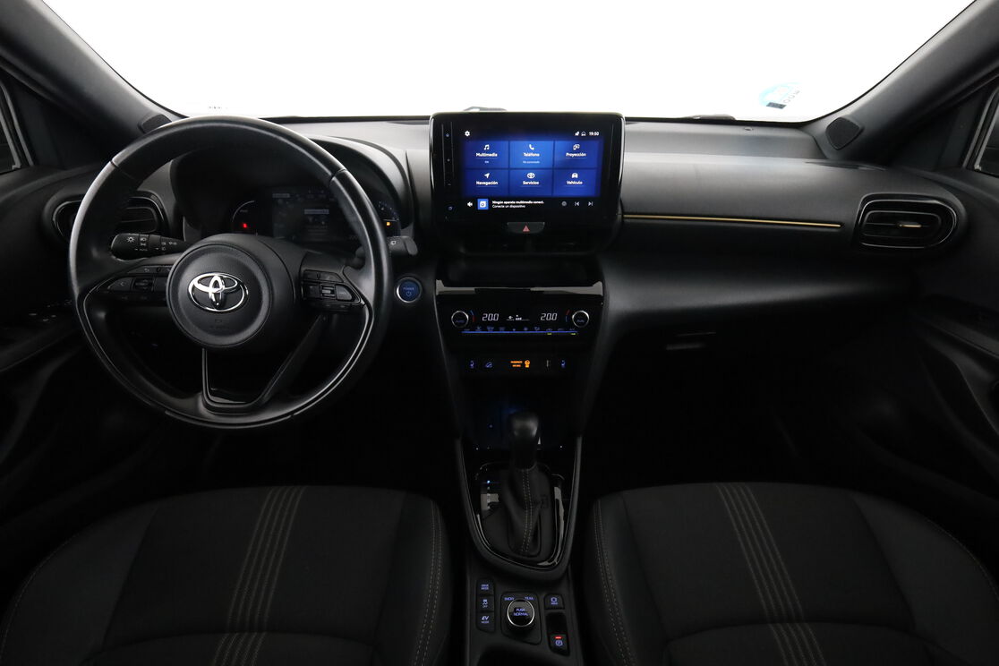 Interior frontal de la cabina desde el asiento trasero