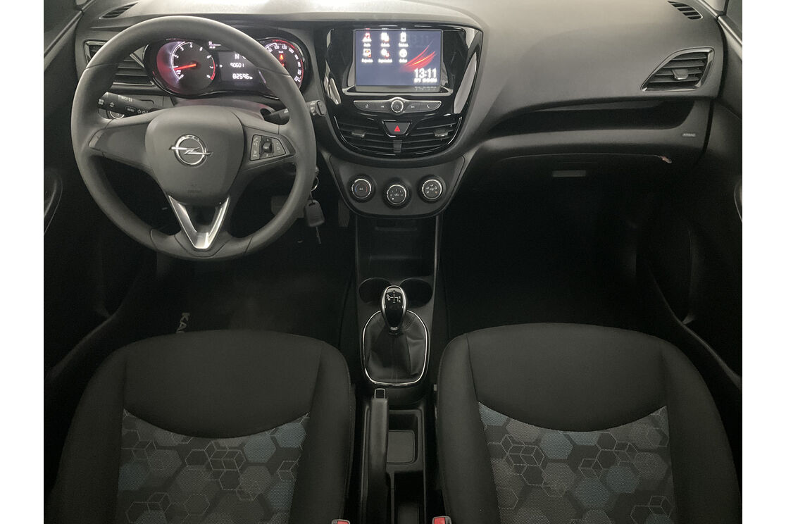 Vorderseite des Innenraums des Cockpits vom Rücksitz aus