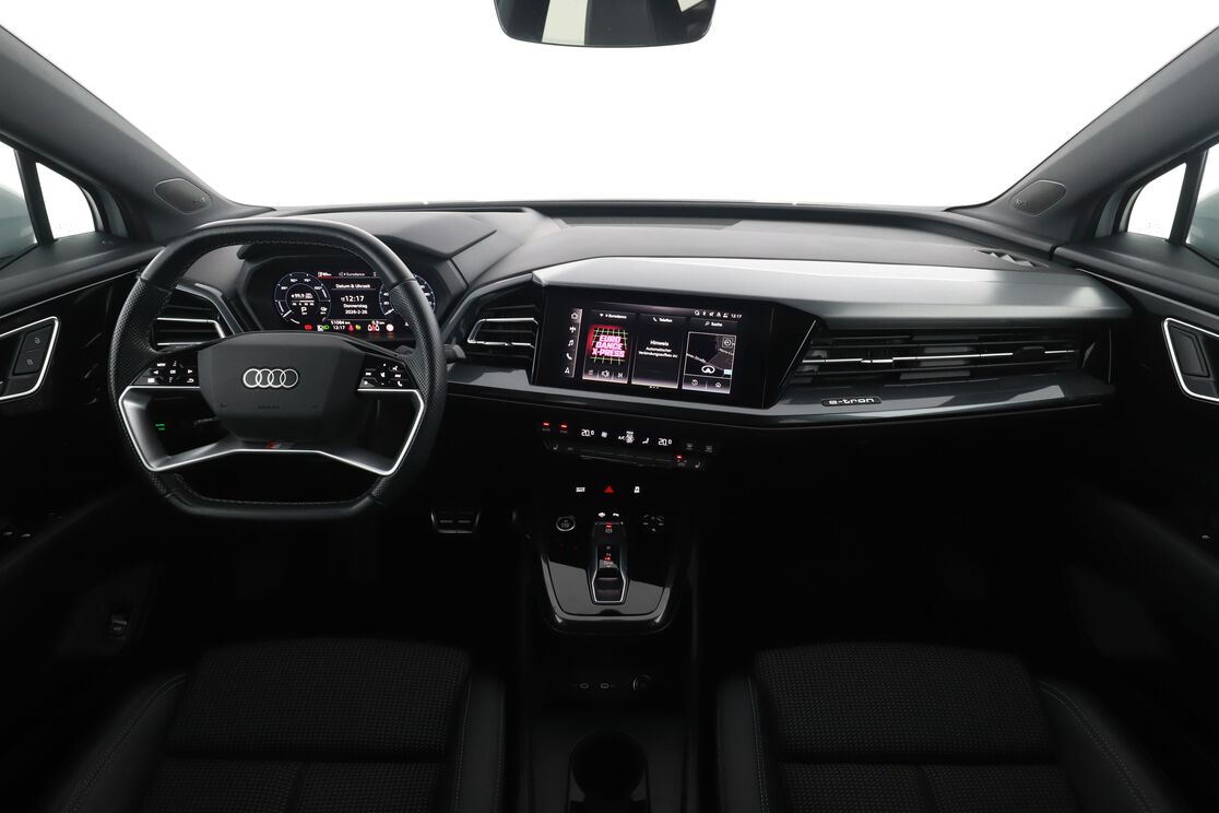 Vorderseite des Innenraums des Cockpits vom Rücksitz aus