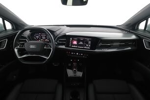 Vorderseite des Innenraums des Cockpits vom Rücksitz aus