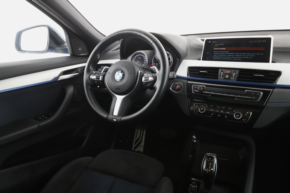 Interior lado del conductor desde el asiento trasero