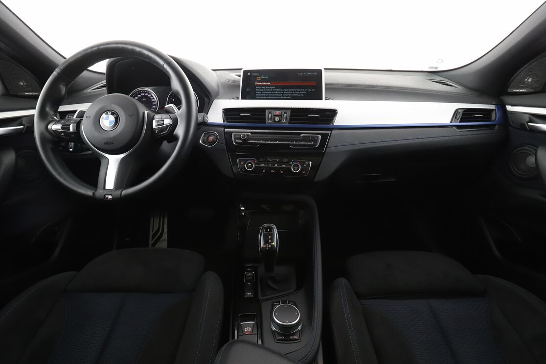 Interior frontal de la cabina desde el asiento trasero