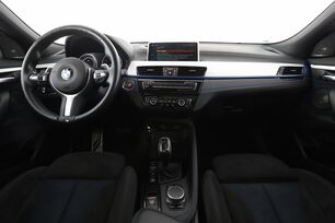 Interior frontal de la cabina desde el asiento trasero