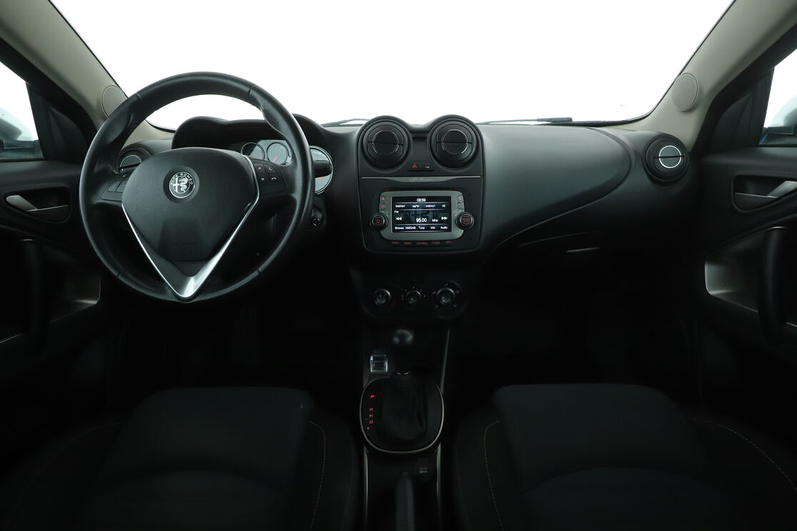 Vorderseite des Innenraums des Cockpits vom Rücksitz aus