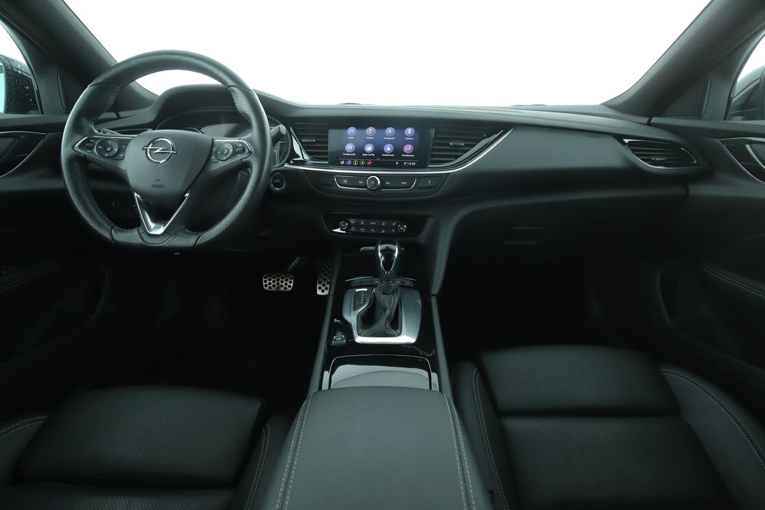 Vorderseite des Innenraums des Cockpits vom Rücksitz aus