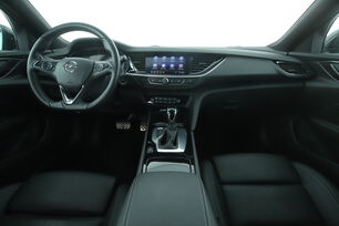 Vorderseite des Innenraums des Cockpits vom Rücksitz aus