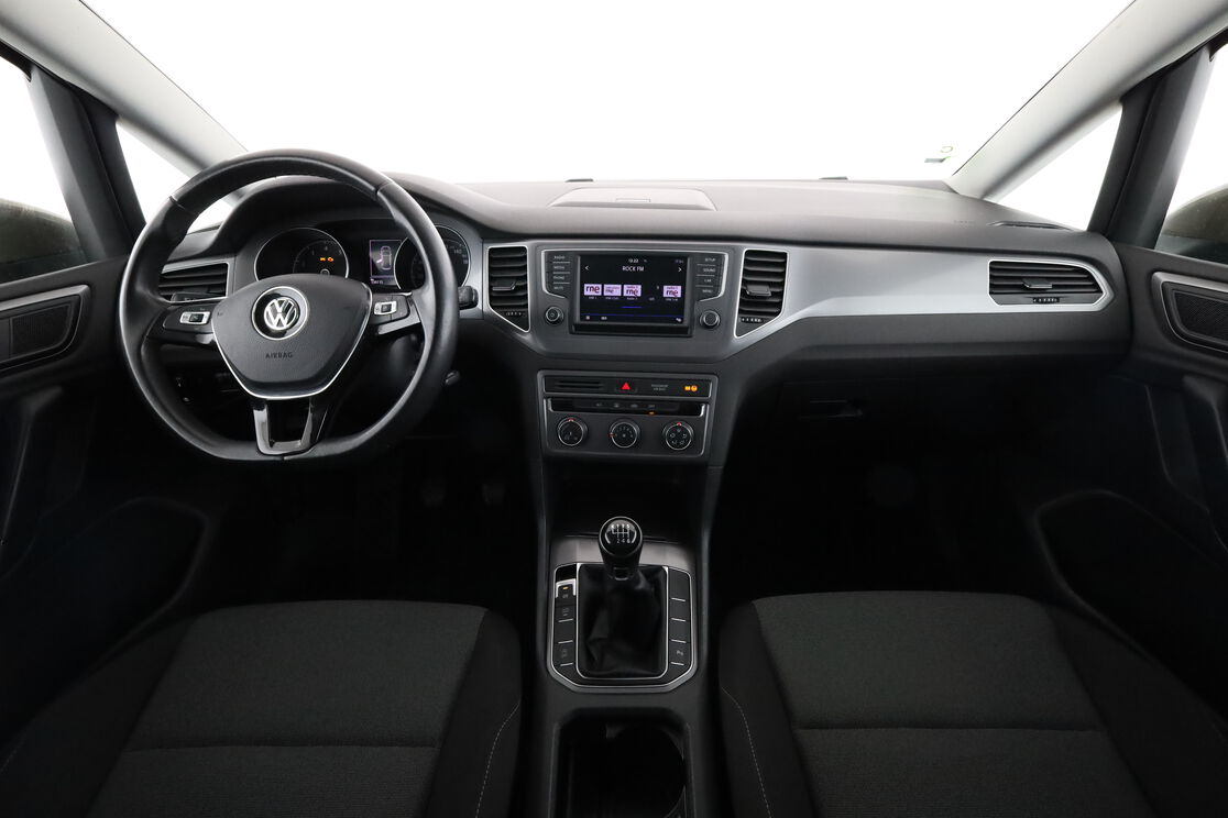 Interior frontal de la cabina desde el asiento trasero